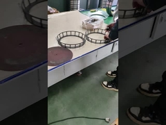 Des roulements sphériques sont en cours d'installation.