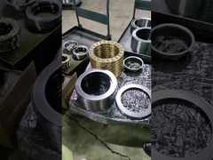 L'usine vend un grand nombre de roulements à billes de poussée, en stock en stock